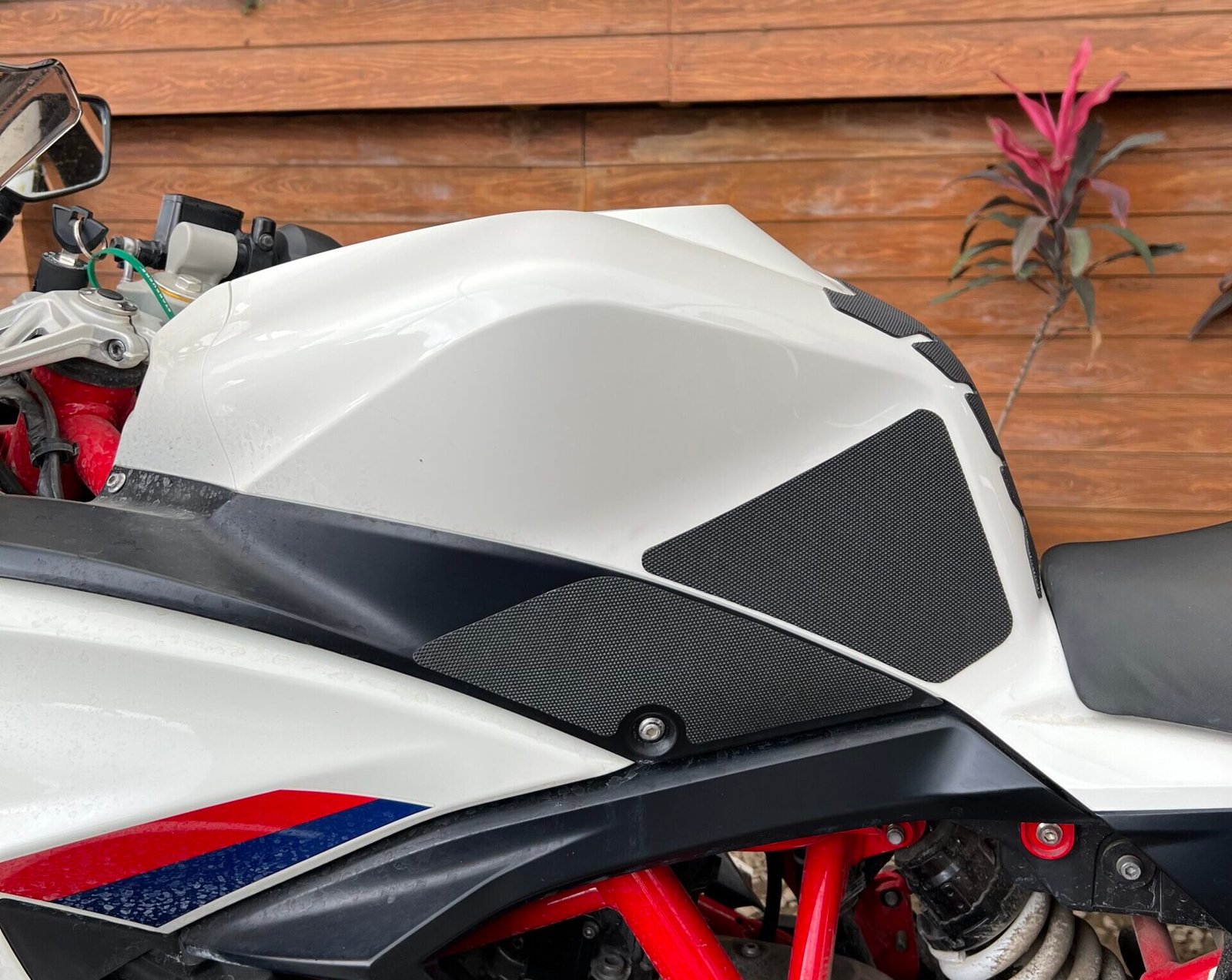 Tank Grip for BMW G310RR (feature image)